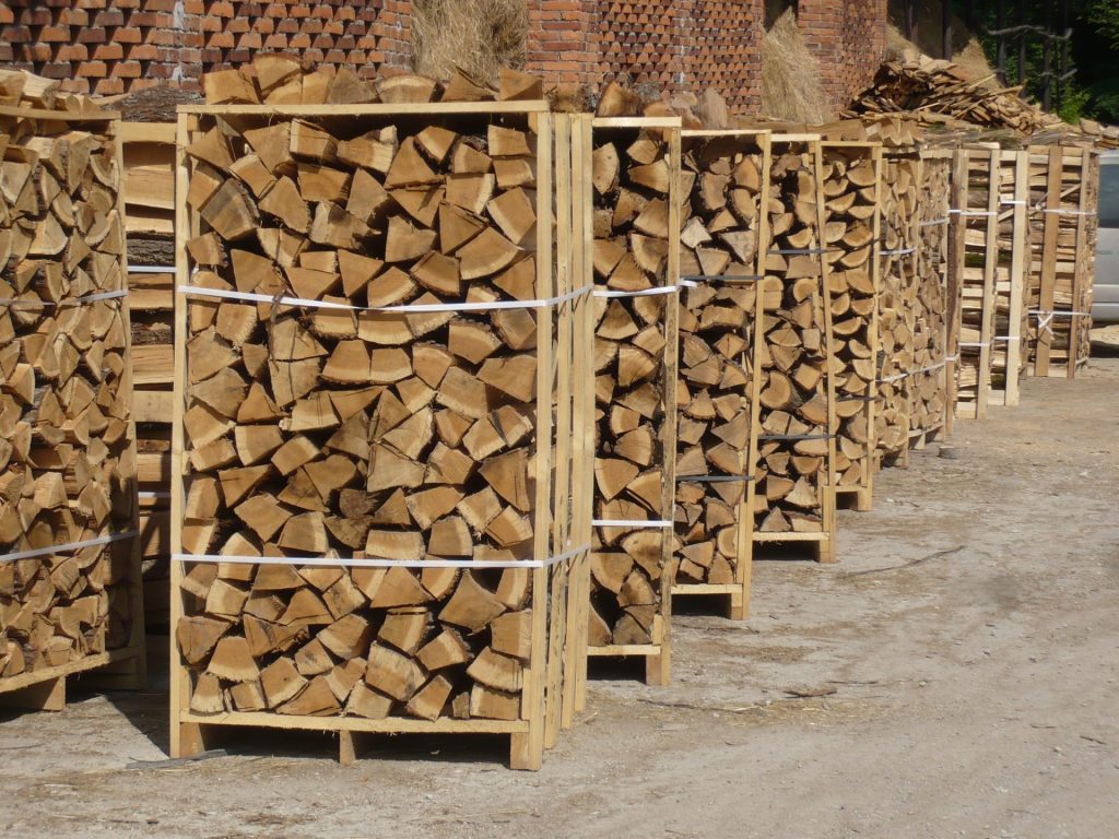 Listnaté tvrdé palivové drevo ukladané v palete